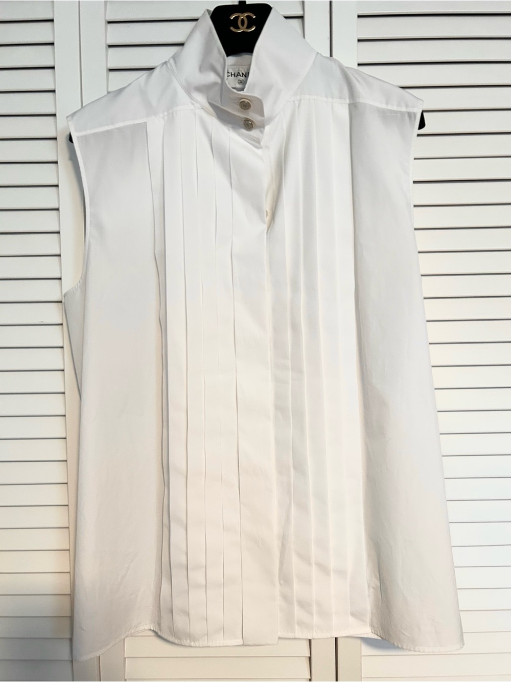 CHANEL White Sleeveless Pleated Front Shirt with Stand Collar